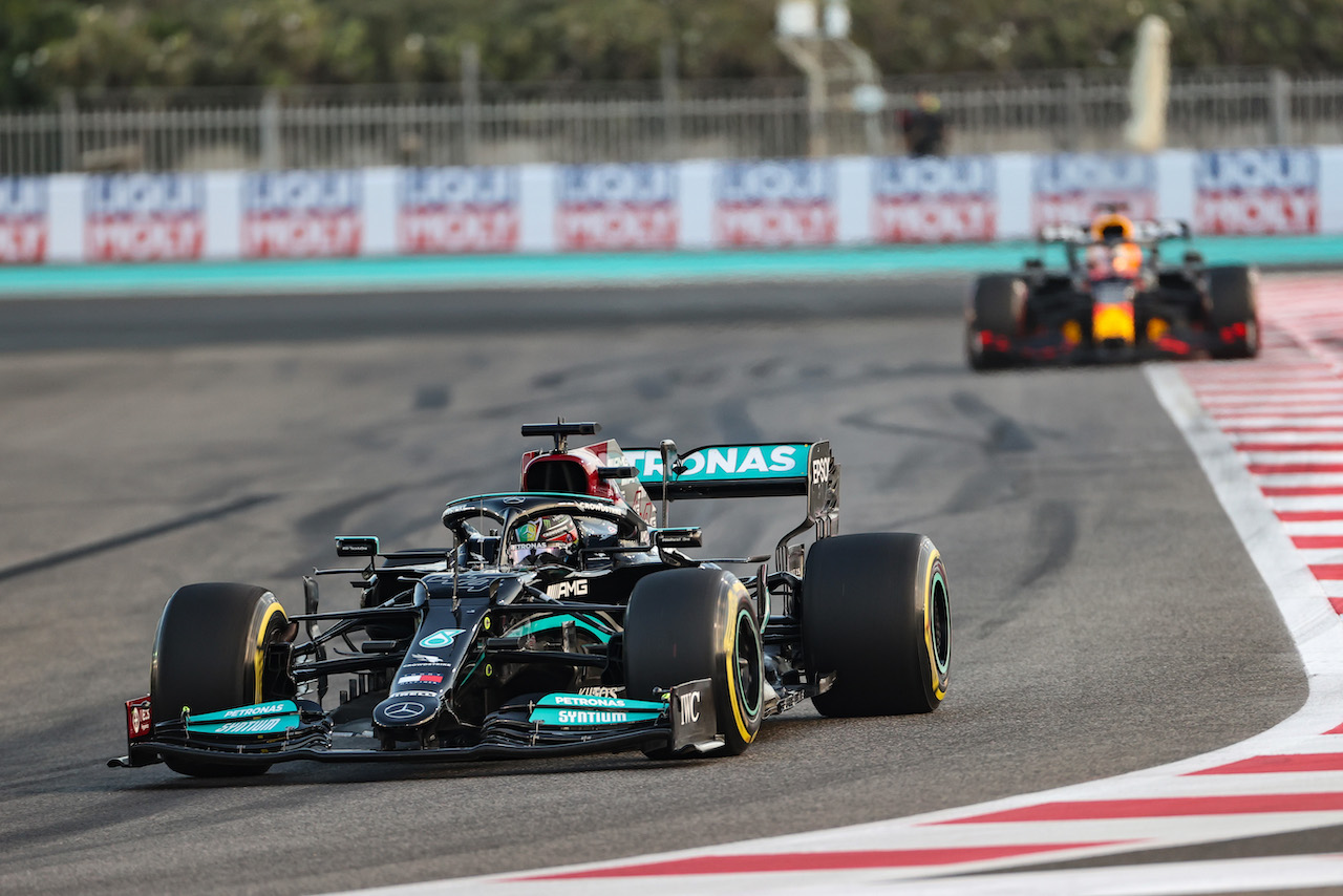 GP ABU DHABI, Lewis Hamilton (GBR), Mercedes AMG F1  e Max Verstappen (NLD), Red Bull Racing 
12.12.2021. Formula 1 World Championship, Rd 22, Abu Dhabi Grand Prix, Yas Marina Circuit, Abu Dhabi, Gara Day.
- www.xpbimages.com, EMail: requests@xpbimages.com © Copyright: Charniaux / XPB Images
