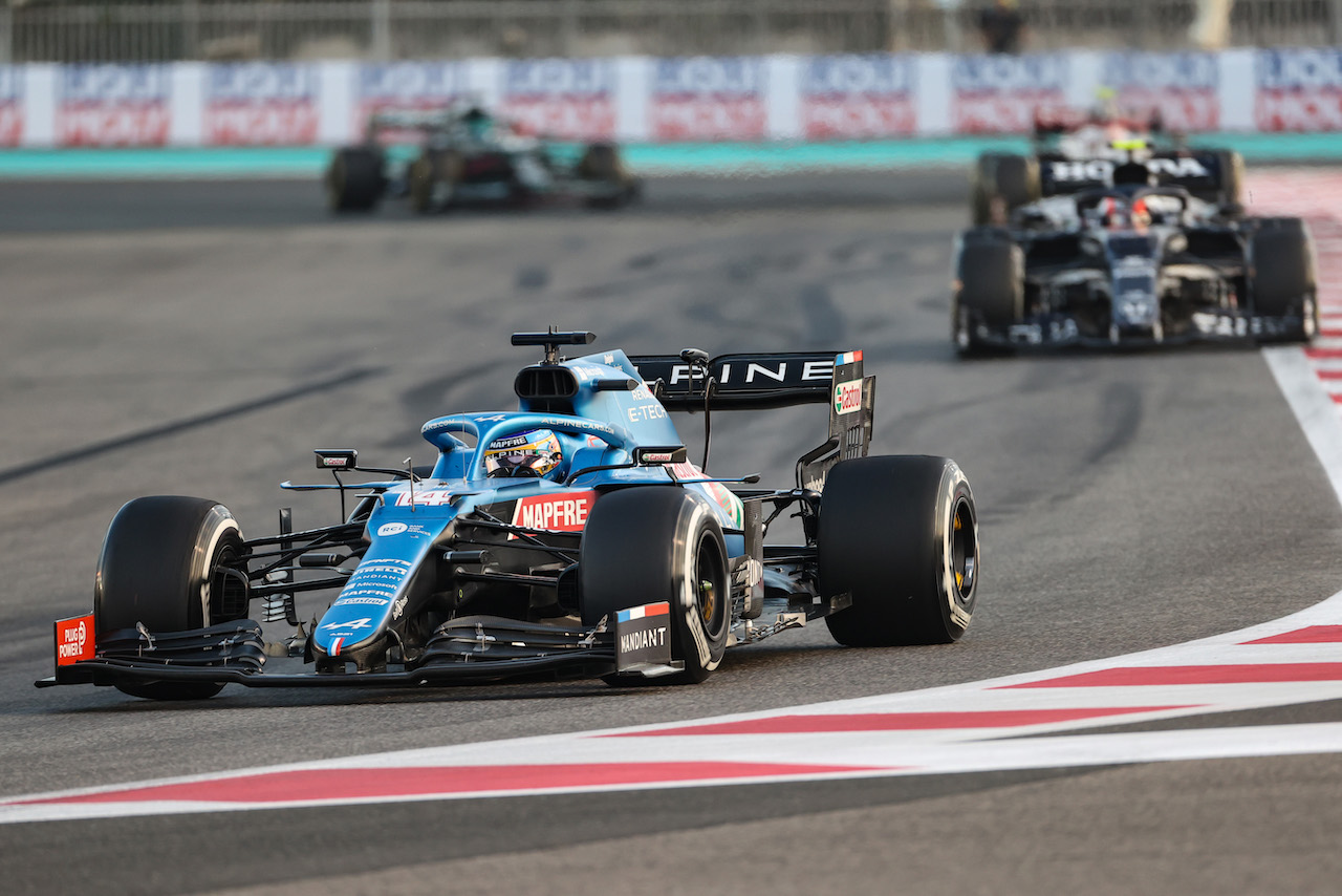 GP ABU DHABI, Fernando Alonso (ESP), Alpine F1 Team 
12.12.2021. Formula 1 World Championship, Rd 22, Abu Dhabi Grand Prix, Yas Marina Circuit, Abu Dhabi, Gara Day.
- www.xpbimages.com, EMail: requests@xpbimages.com ¬© Copyright: Charniaux / XPB Images