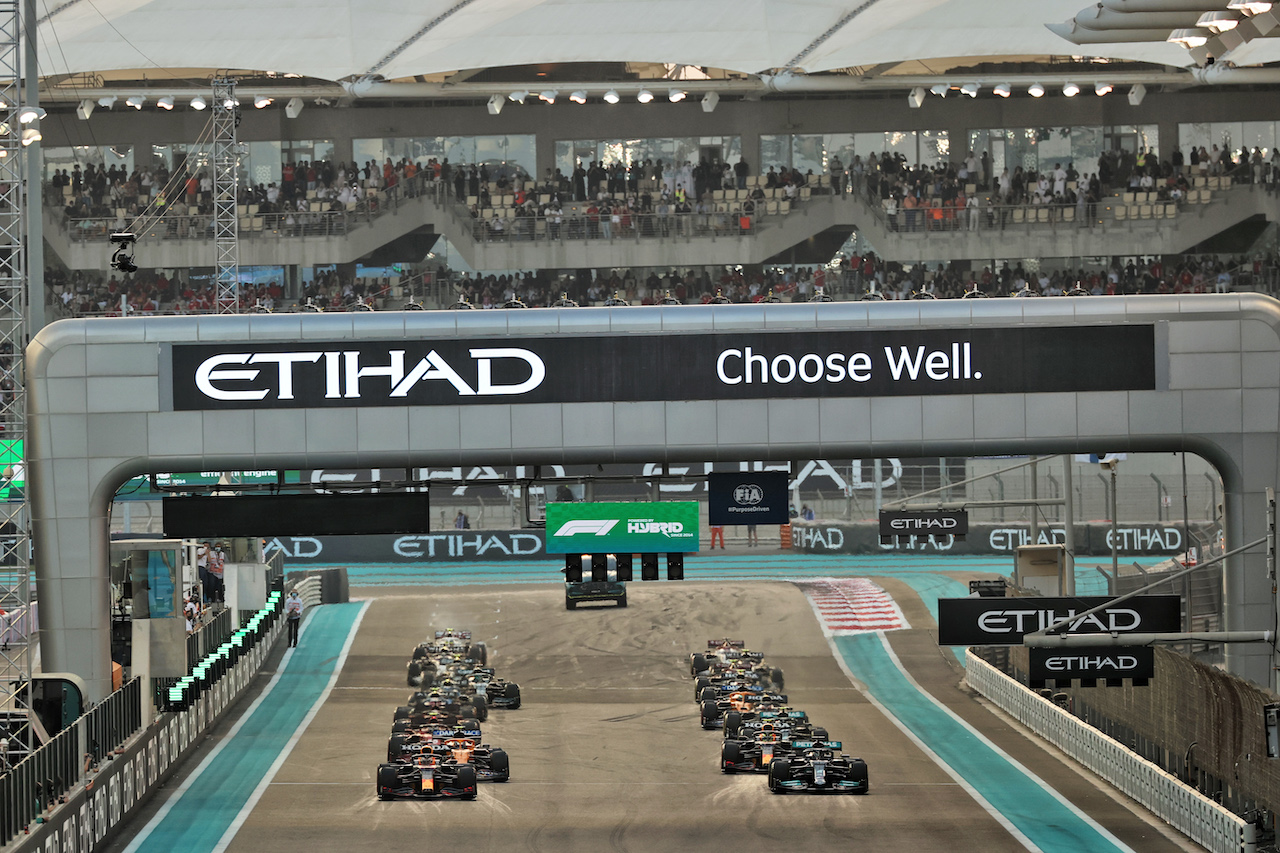 GP ABU DHABI, Max Verstappen (NLD) Red Bull Racing RB16B e Lewis Hamilton (GBR) Mercedes AMG F1 W12 at the partenza of the race.
12.12.2021. Formula 1 World Championship, Rd 22, Abu Dhabi Grand Prix, Yas Marina Circuit, Abu Dhabi, Gara Day.
- www.xpbimages.com, EMail: requests@xpbimages.com © Copyright: Batchelor / XPB Images