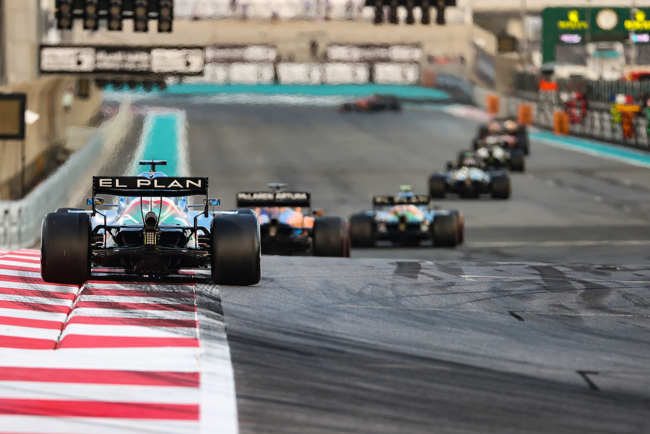 GP ABU DHABI, Fernando Alonso (ESP), Alpine F1 Team 
12.12.2021. Formula 1 World Championship, Rd 22, Abu Dhabi Grand Prix, Yas Marina Circuit, Abu Dhabi, Gara Day.
- www.xpbimages.com, EMail: requests@xpbimages.com © Copyright: Charniaux / XPB Images