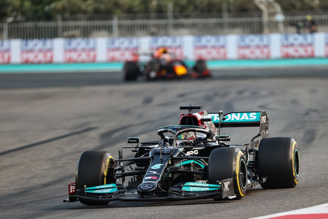 GP ABU DHABI, Lewis Hamilton (GBR), Mercedes AMG F1  e Max Verstappen (NLD), Red Bull Racing 
12.12.2021. Formula 1 World Championship, Rd 22, Abu Dhabi Grand Prix, Yas Marina Circuit, Abu Dhabi, Gara Day.
- www.xpbimages.com, EMail: requests@xpbimages.com ¬© Copyright: Charniaux / XPB Images