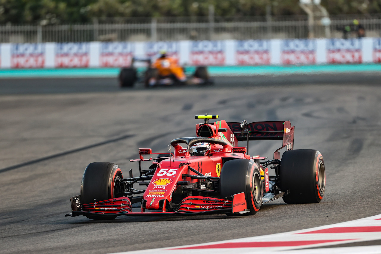 GP ABU DHABI, Carlos Sainz Jr (ESP), Ferrari 
12.12.2021. Formula 1 World Championship, Rd 22, Abu Dhabi Grand Prix, Yas Marina Circuit, Abu Dhabi, Gara Day.
- www.xpbimages.com, EMail: requests@xpbimages.com ¬© Copyright: Charniaux / XPB Images