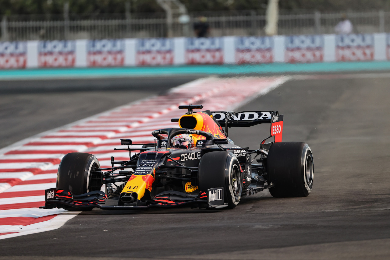 GP ABU DHABI, Max Verstappen (NLD), Red Bull Racing 
12.12.2021. Formula 1 World Championship, Rd 22, Abu Dhabi Grand Prix, Yas Marina Circuit, Abu Dhabi, Gara Day.
- www.xpbimages.com, EMail: requests@xpbimages.com ¬© Copyright: Charniaux / XPB Images