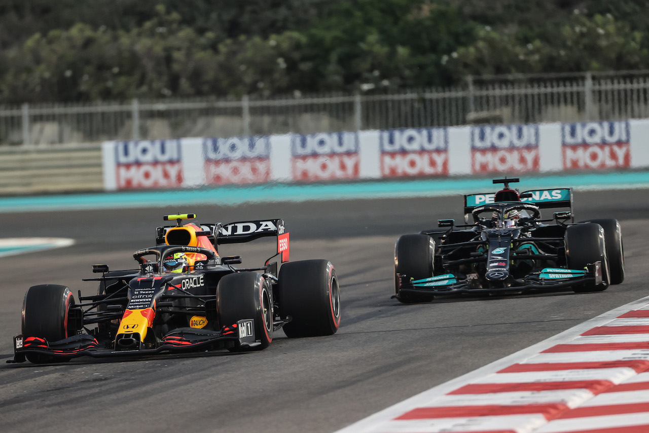 GP ABU DHABI, Sergio Perez (MEX), Red Bull Racing e Lewis Hamilton (GBR), Mercedes AMG F1  
12.12.2021. Formula 1 World Championship, Rd 22, Abu Dhabi Grand Prix, Yas Marina Circuit, Abu Dhabi, Gara Day.
- www.xpbimages.com, EMail: requests@xpbimages.com ¬© Copyright: Charniaux / XPB Images