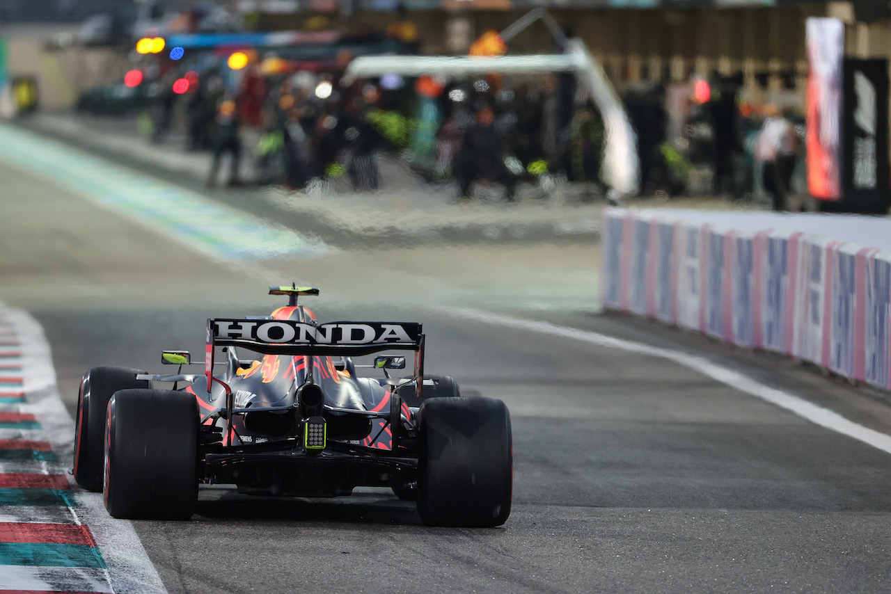 GP ABU DHABI, Sergio Perez (MEX), Red Bull Racing 
12.12.2021. Formula 1 World Championship, Rd 22, Abu Dhabi Grand Prix, Yas Marina Circuit, Abu Dhabi, Gara Day.
- www.xpbimages.com, EMail: requests@xpbimages.com ¬© Copyright: Charniaux / XPB Images