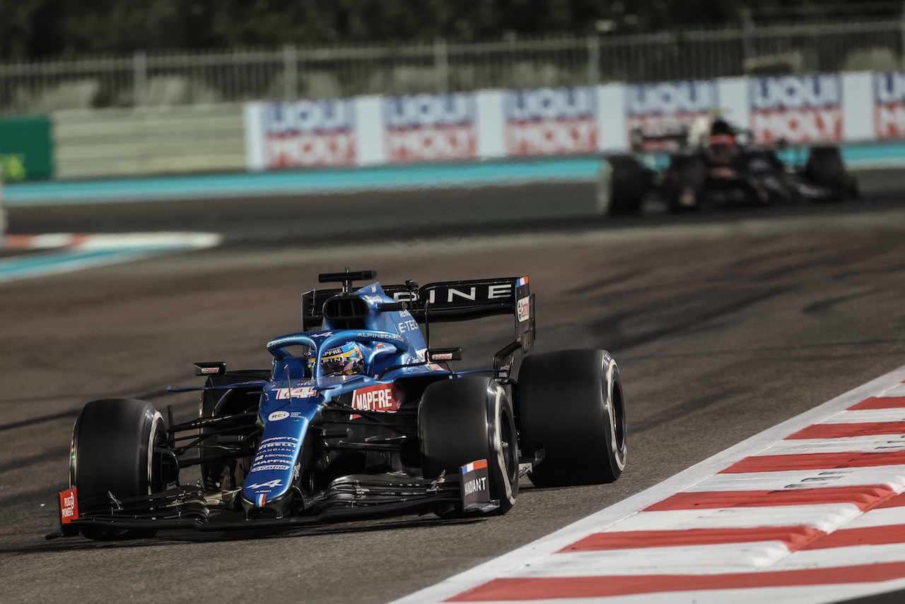 GP ABU DHABI, Fernando Alonso (ESP), Alpine F1 Team 
12.12.2021. Formula 1 World Championship, Rd 22, Abu Dhabi Grand Prix, Yas Marina Circuit, Abu Dhabi, Gara Day.
- www.xpbimages.com, EMail: requests@xpbimages.com ¬© Copyright: Charniaux / XPB Images