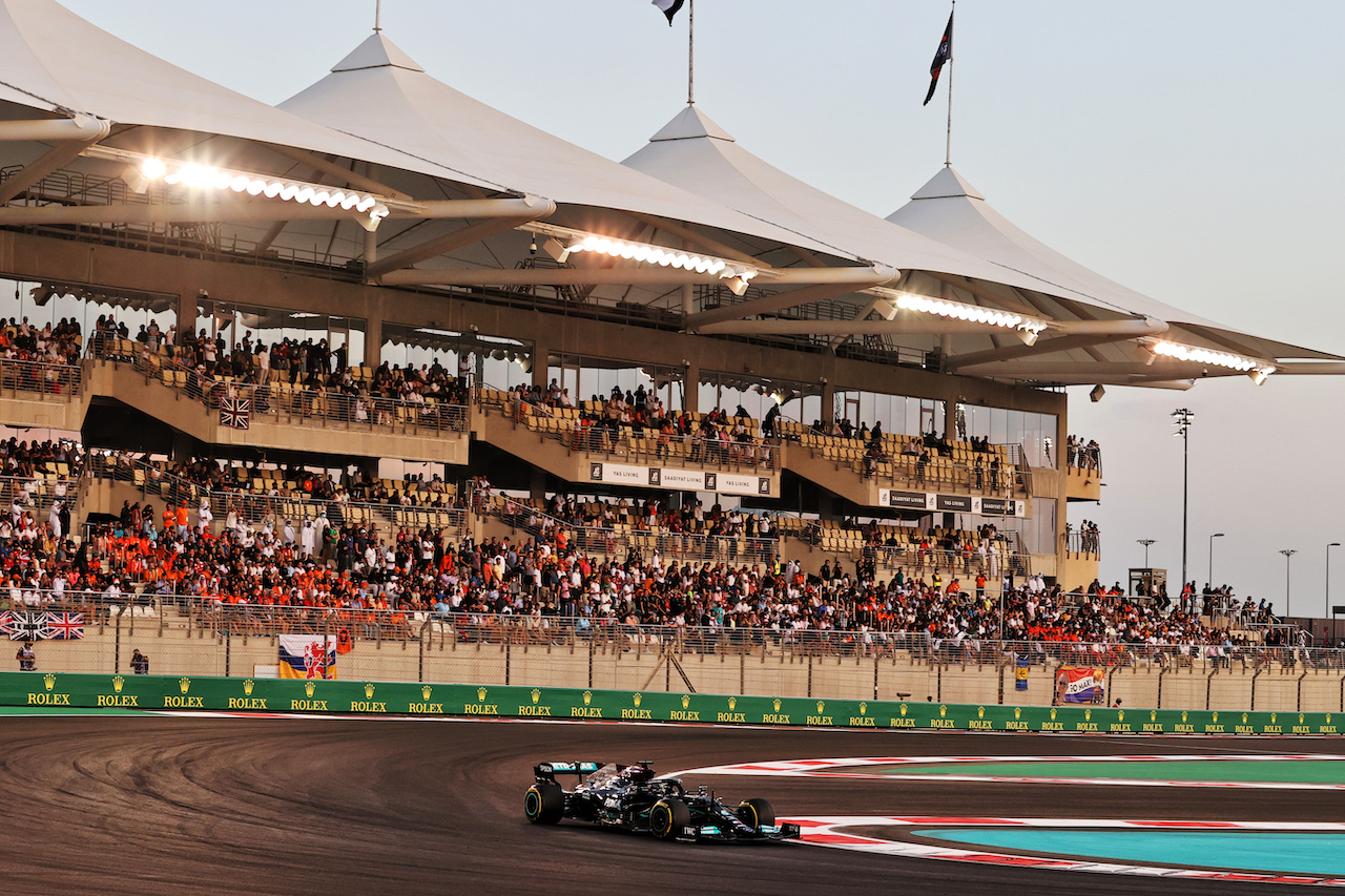 GP ABU DHABI, Lewis Hamilton (GBR) Mercedes AMG F1 W12.
12.12.2021. Formula 1 World Championship, Rd 22, Abu Dhabi Grand Prix, Yas Marina Circuit, Abu Dhabi, Gara Day.
- www.xpbimages.com, EMail: requests@xpbimages.com © Copyright: Moy / XPB Images