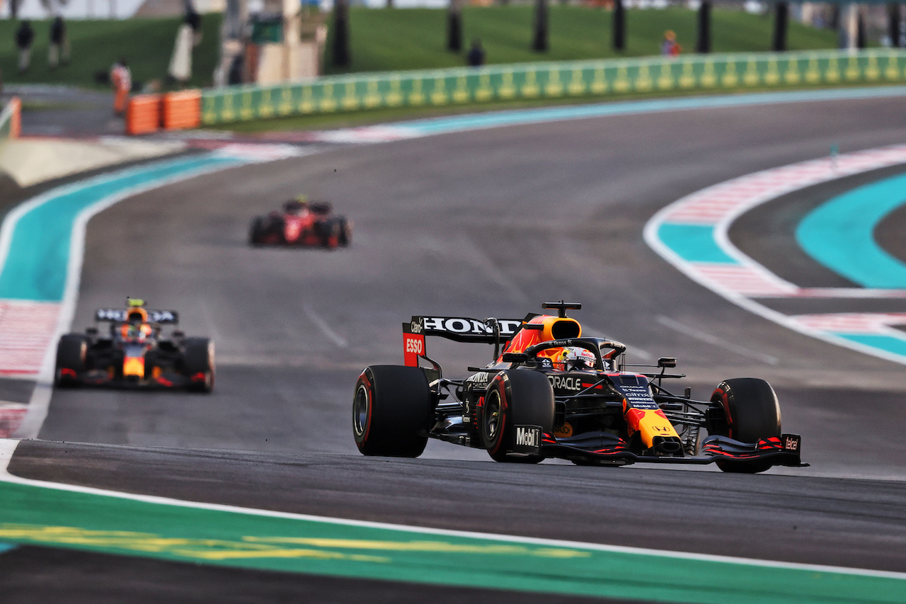 GP ABU DHABI, Max Verstappen (NLD) Red Bull Racing RB16B.
12.12.2021. Formula 1 World Championship, Rd 22, Abu Dhabi Grand Prix, Yas Marina Circuit, Abu Dhabi, Gara Day.
- www.xpbimages.com, EMail: requests@xpbimages.com © Copyright: Moy / XPB Images