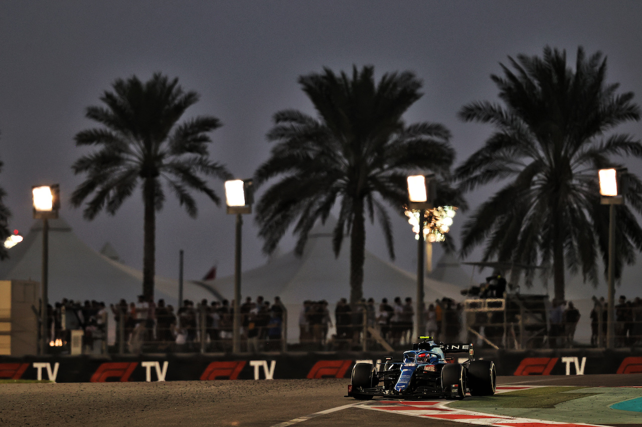 GP ABU DHABI, Esteban Ocon (FRA) Alpine F1 Team A521.
12.12.2021. Formula 1 World Championship, Rd 22, Abu Dhabi Grand Prix, Yas Marina Circuit, Abu Dhabi, Gara Day.
- www.xpbimages.com, EMail: requests@xpbimages.com © Copyright: Moy / XPB Images