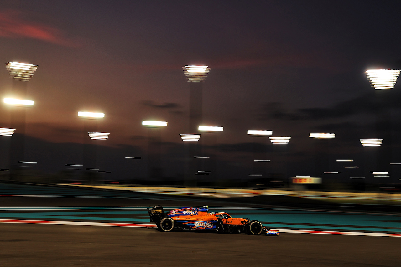 GP ABU DHABI, Lando Norris (GBR) McLaren MCL35M.
12.12.2021. Formula 1 World Championship, Rd 22, Abu Dhabi Grand Prix, Yas Marina Circuit, Abu Dhabi, Gara Day.
- www.xpbimages.com, EMail: requests@xpbimages.com © Copyright: Moy / XPB Images