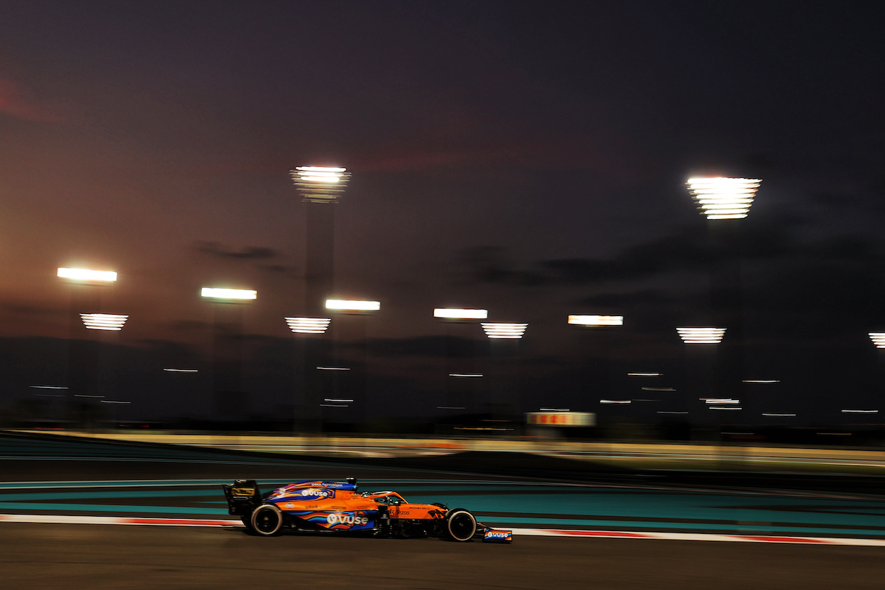 GP ABU DHABI, Daniel Ricciardo (AUS) McLaren MCL35M.
12.12.2021. Formula 1 World Championship, Rd 22, Abu Dhabi Grand Prix, Yas Marina Circuit, Abu Dhabi, Gara Day.
- www.xpbimages.com, EMail: requests@xpbimages.com © Copyright: Moy / XPB Images