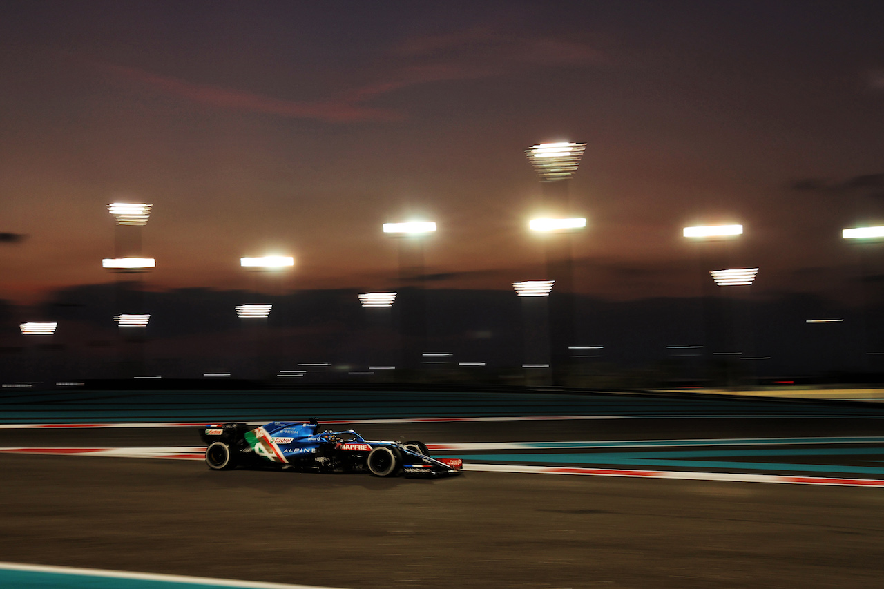 GP ABU DHABI, Fernando Alonso (ESP) Alpine F1 Team A521.
12.12.2021. Formula 1 World Championship, Rd 22, Abu Dhabi Grand Prix, Yas Marina Circuit, Abu Dhabi, Gara Day.
- www.xpbimages.com, EMail: requests@xpbimages.com © Copyright: Moy / XPB Images