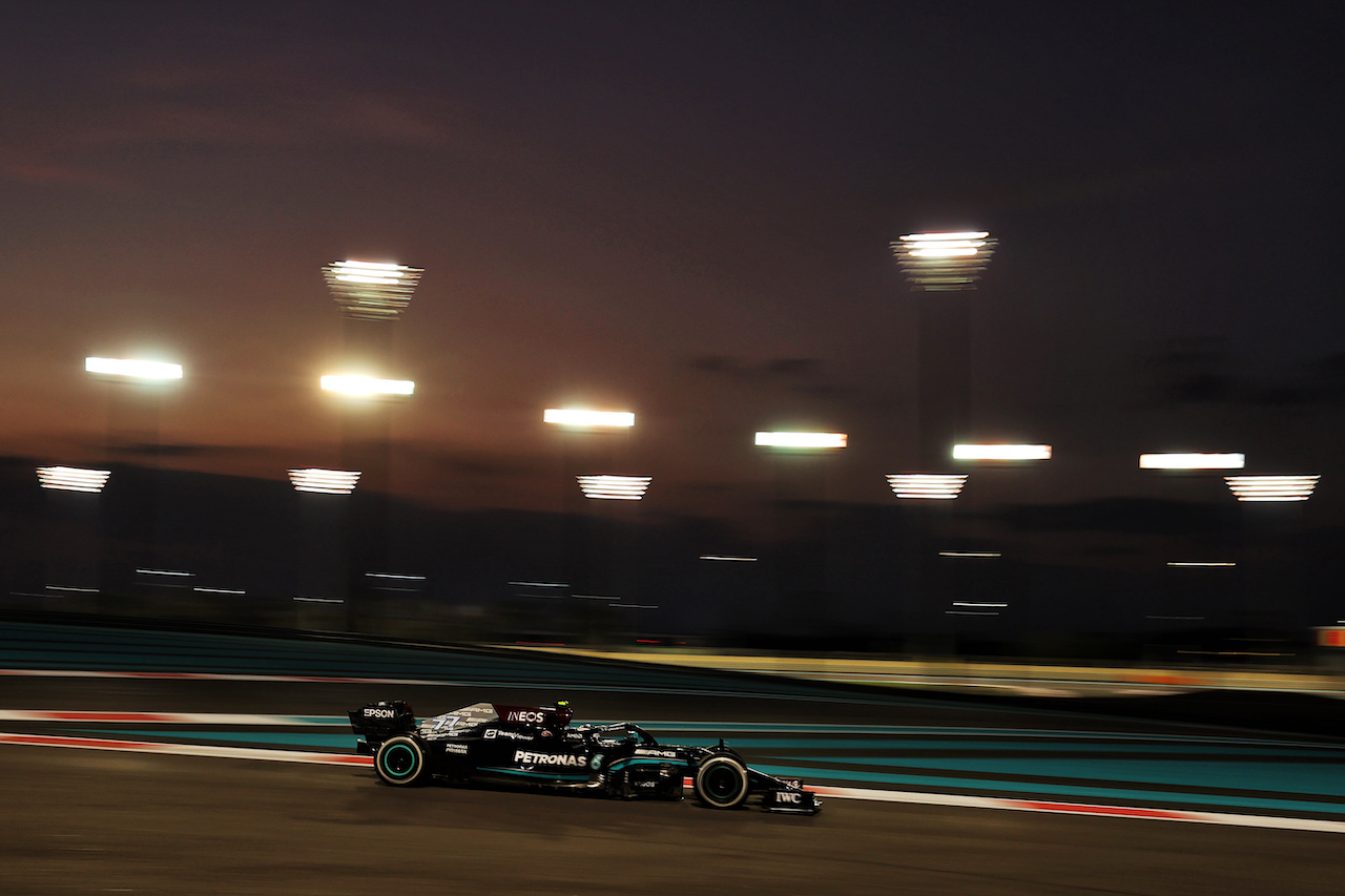 GP ABU DHABI, Valtteri Bottas (FIN) Mercedes AMG F1 W12.
12.12.2021. Formula 1 World Championship, Rd 22, Abu Dhabi Grand Prix, Yas Marina Circuit, Abu Dhabi, Gara Day.
- www.xpbimages.com, EMail: requests@xpbimages.com © Copyright: Moy / XPB Images