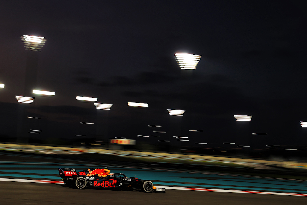 GP ABU DHABI, Max Verstappen (NLD) Red Bull Racing RB16B.
12.12.2021. Formula 1 World Championship, Rd 22, Abu Dhabi Grand Prix, Yas Marina Circuit, Abu Dhabi, Gara Day.
- www.xpbimages.com, EMail: requests@xpbimages.com © Copyright: Moy / XPB Images