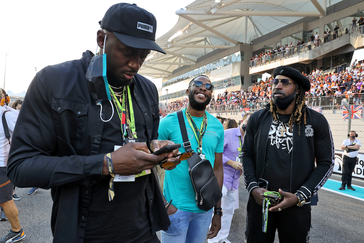 GP ABU DHABI, Usain Bolt (JAM) Athlete (Left) with Chris Gayle (JAM) Cricket Player (Right) on the grid.
12.12.2021. Formula 1 World Championship, Rd 22, Abu Dhabi Grand Prix, Yas Marina Circuit, Abu Dhabi, Gara Day.
- www.xpbimages.com, EMail: requests@xpbimages.com © Copyright: Moy / XPB Images