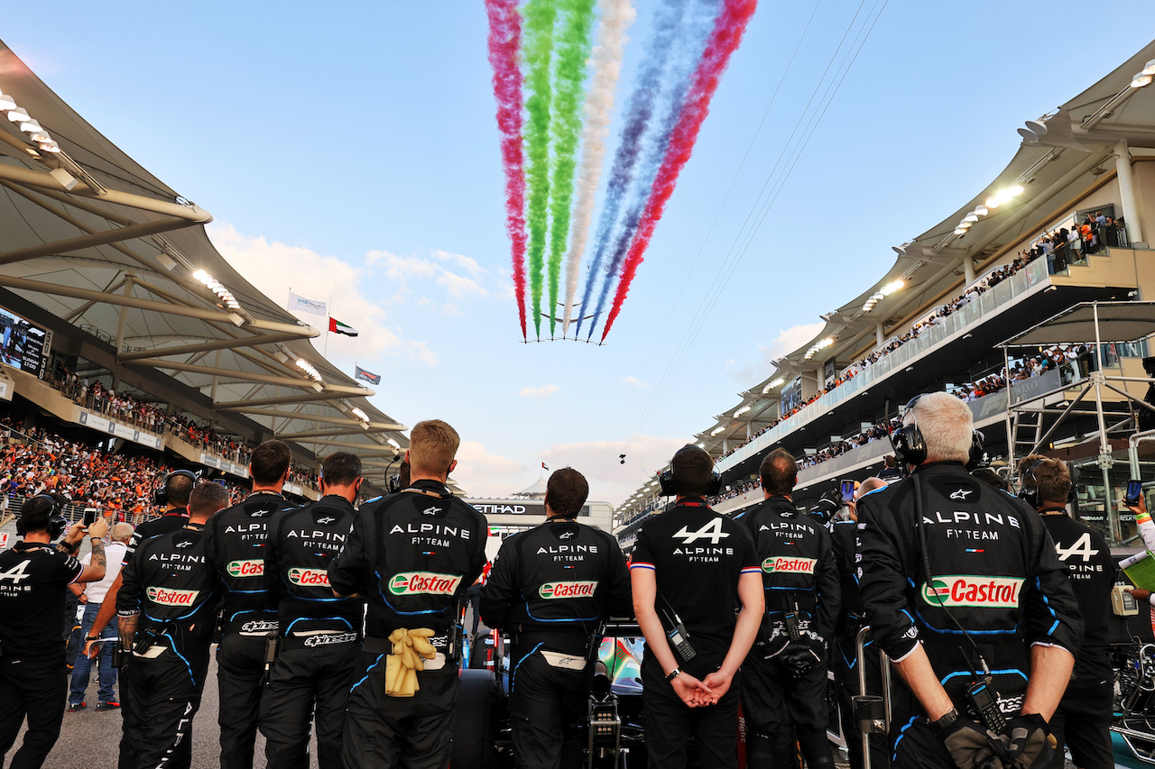GP ABU DHABI, Alpine F1 Team on the grid.
12.12.2021. Formula 1 World Championship, Rd 22, Abu Dhabi Grand Prix, Yas Marina Circuit, Abu Dhabi, Gara Day.
- www.xpbimages.com, EMail: requests@xpbimages.com © Copyright: Moy / XPB Images