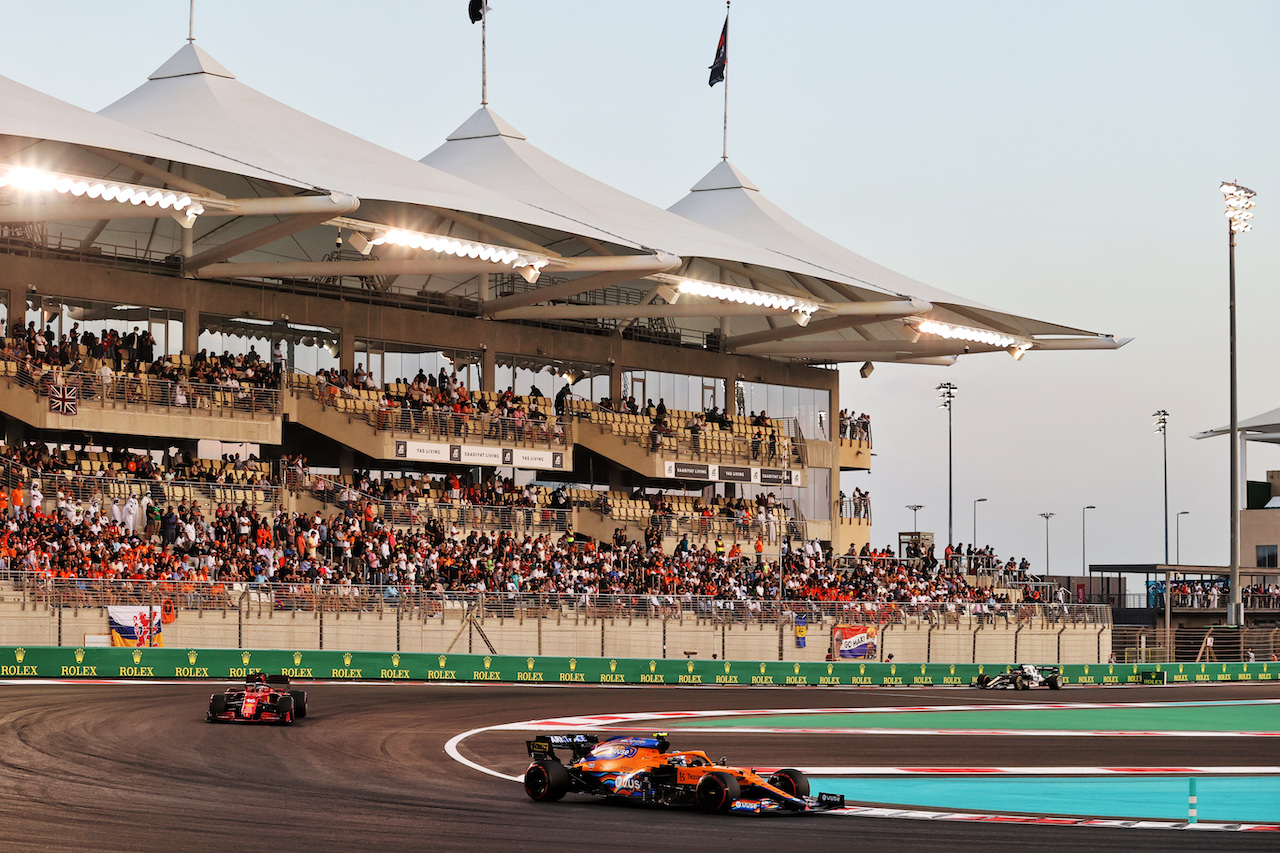 GP ABU DHABI, Lando Norris (GBR) McLaren MCL35M.
12.12.2021. Formula 1 World Championship, Rd 22, Abu Dhabi Grand Prix, Yas Marina Circuit, Abu Dhabi, Gara Day.
- www.xpbimages.com, EMail: requests@xpbimages.com © Copyright: Moy / XPB Images