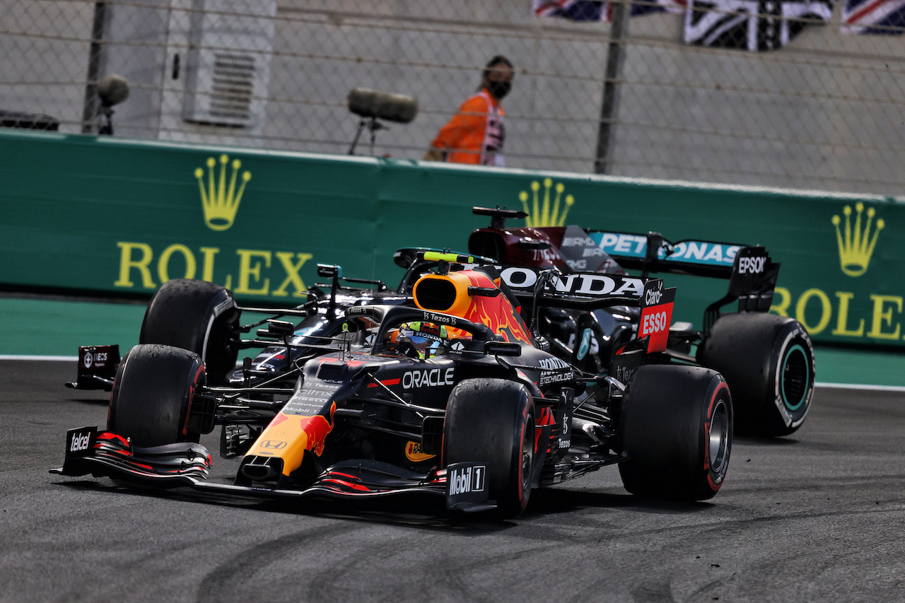 GP ABU DHABI, Sergio Perez (MEX) Red Bull Racing RB16B davanti a Lewis Hamilton (GBR) Mercedes AMG F1 W12.
12.12.2021. Formula 1 World Championship, Rd 22, Abu Dhabi Grand Prix, Yas Marina Circuit, Abu Dhabi, Gara Day.
- www.xpbimages.com, EMail: requests@xpbimages.com © Copyright: Moy / XPB Images