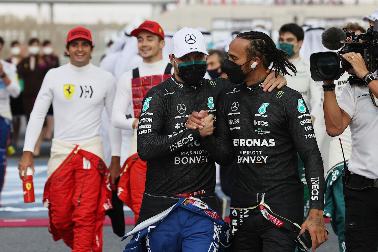 GP ABU DHABI, Valtteri Bottas (FIN) Mercedes AMG F1 W12 e Lewis Hamilton (GBR) Mercedes AMG F1 W12.
12.12.2021. Formula 1 World Championship, Rd 22, Abu Dhabi Grand Prix, Yas Marina Circuit, Abu Dhabi, Gara Day.
- www.xpbimages.com, EMail: requests@xpbimages.com © Copyright: Batchelor / XPB Images