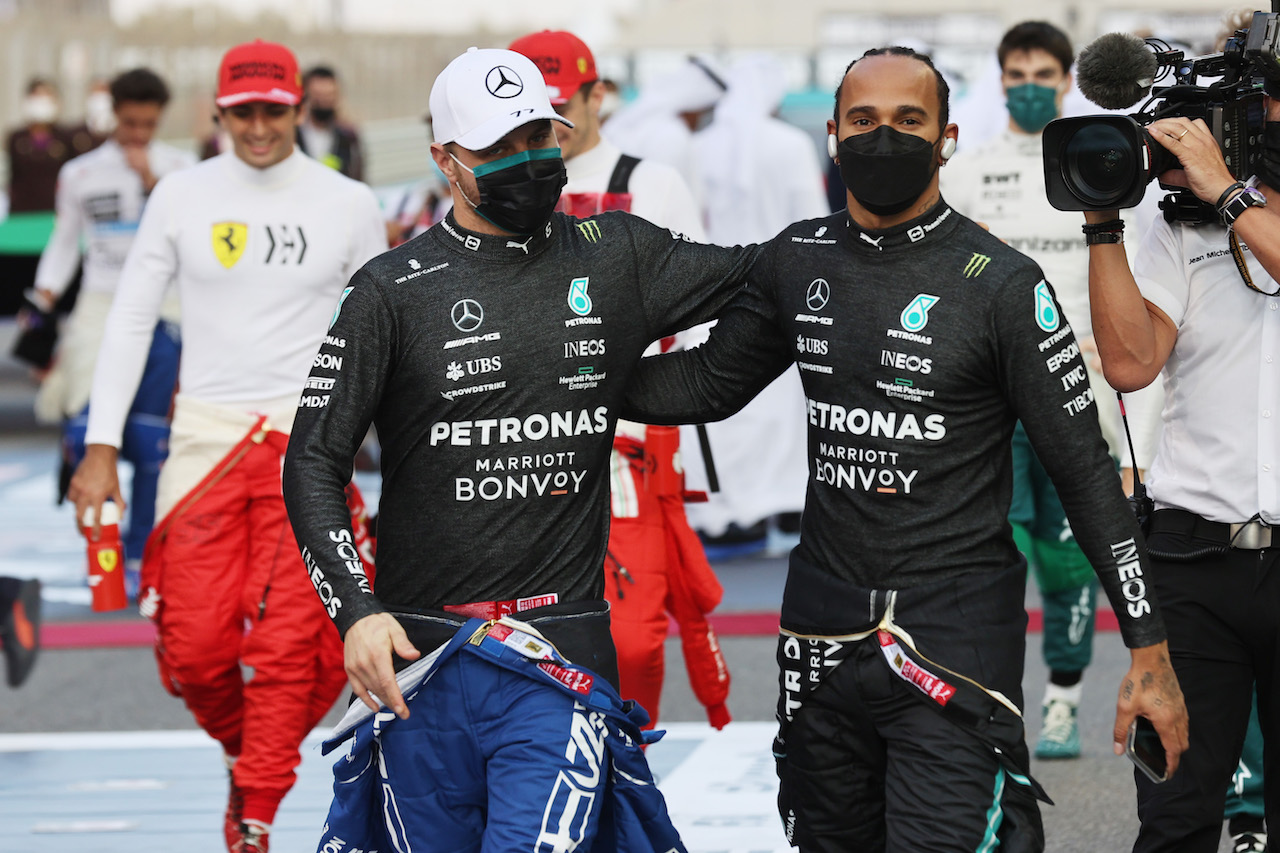 GP ABU DHABI, Valtteri Bottas (FIN) Mercedes AMG F1 W12 e Lewis Hamilton (GBR) Mercedes AMG F1 W12.
12.12.2021. Formula 1 World Championship, Rd 22, Abu Dhabi Grand Prix, Yas Marina Circuit, Abu Dhabi, Gara Day.
- www.xpbimages.com, EMail: requests@xpbimages.com © Copyright: Batchelor / XPB Images
