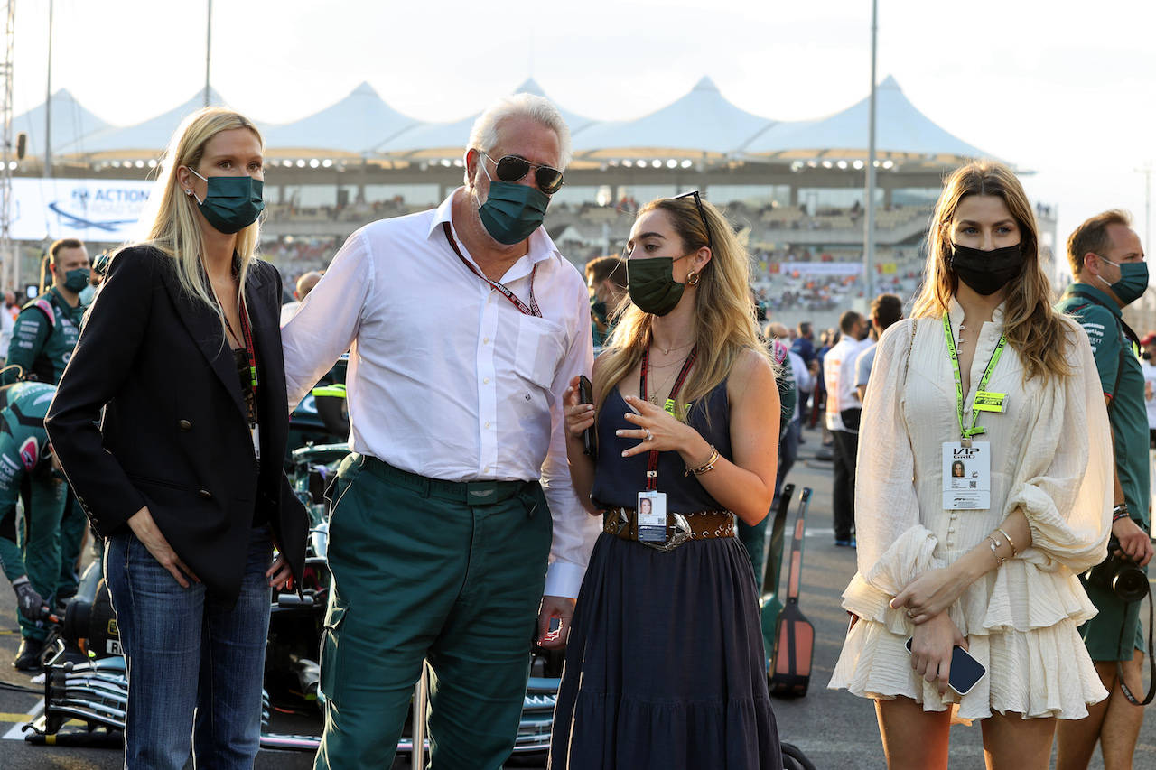 GP ABU DHABI, Lawrence Stroll (CDN) Aston Martin F1 Team Investor with family on the grid.
12.12.2021. Formula 1 World Championship, Rd 22, Abu Dhabi Grand Prix, Yas Marina Circuit, Abu Dhabi, Gara Day.
- www.xpbimages.com, EMail: requests@xpbimages.com © Copyright: Moy / XPB Images