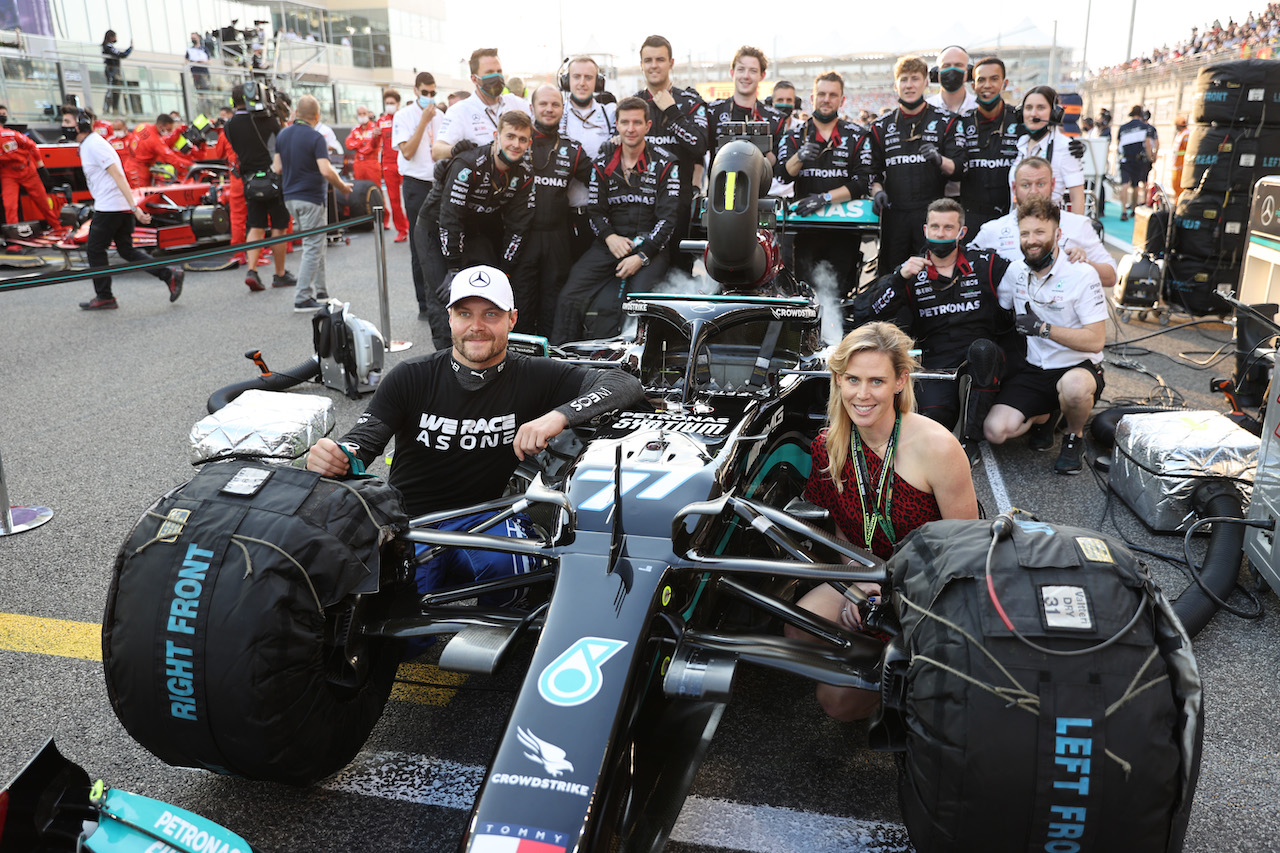 GP ABU DHABI, Valtteri Bottas (FIN) Mercedes AMG F1 with Domenica Tiffany Cromwell (AUS) Professional Cyclist.
12.12.2021. Formula 1 World Championship, Rd 22, Abu Dhabi Grand Prix, Yas Marina Circuit, Abu Dhabi, Gara Day.
- www.xpbimages.com, EMail: requests@xpbimages.com ¬© Copyright: Batchelor / XPB Images