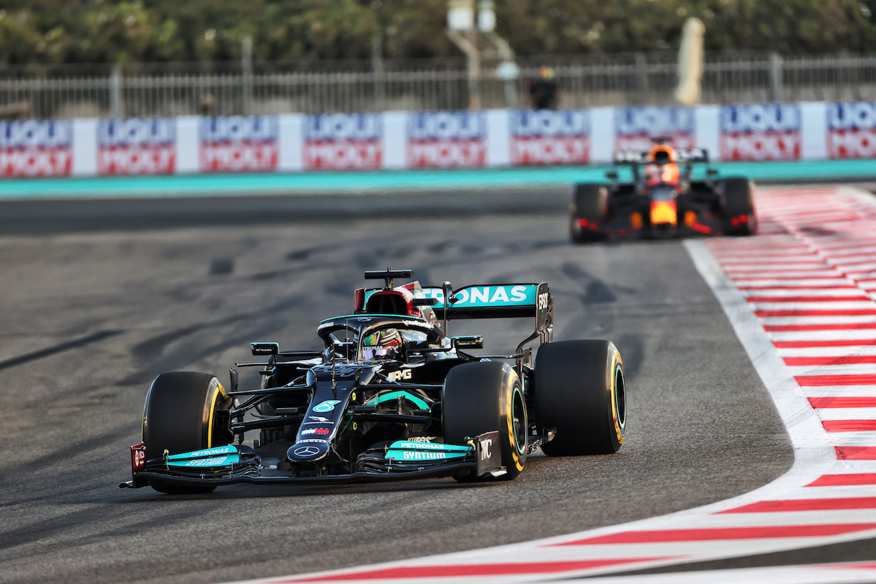 GP ABU DHABI, Lewis Hamilton (GBR) Mercedes AMG F1 W12.
12.12.2021. Formula 1 World Championship, Rd 22, Abu Dhabi Grand Prix, Yas Marina Circuit, Abu Dhabi, Gara Day.
- www.xpbimages.com, EMail: requests@xpbimages.com © Copyright: Charniaux / XPB Images