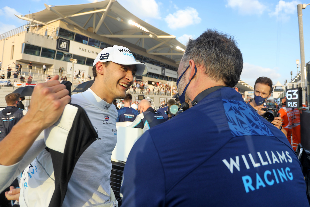 GP ABU DHABI, George Russell (GBR) Williams Racing on the grid with James Urwin (GBR) Williams Racing Gara Engineer.
12.12.2021. Formula 1 World Championship, Rd 22, Abu Dhabi Grand Prix, Yas Marina Circuit, Abu Dhabi, Gara Day.
- www.xpbimages.com, EMail: requests@xpbimages.com © Copyright: Bearne / XPB Images