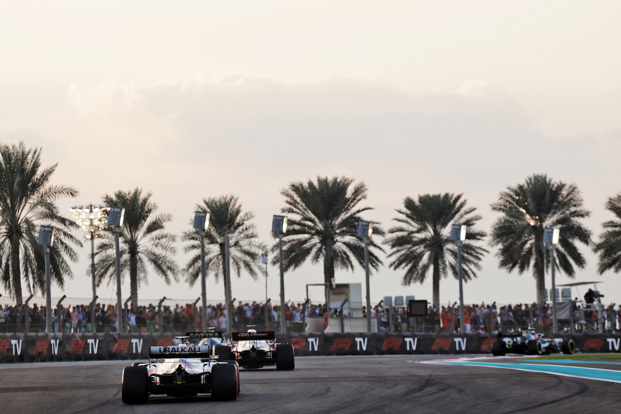 GP ABU DHABI, Mick Schumacher (GER) Haas VF-21.
12.12.2021. Formula 1 World Championship, Rd 22, Abu Dhabi Grand Prix, Yas Marina Circuit, Abu Dhabi, Gara Day.
- www.xpbimages.com, EMail: requests@xpbimages.com © Copyright: Bearne / XPB Images