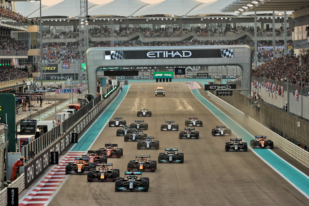 GP ABU DHABI, Lewis Hamilton (GBR) Mercedes AMG F1 W12 davanti a at the partenza of the race.
12.12.2021. Formula 1 World Championship, Rd 22, Abu Dhabi Grand Prix, Yas Marina Circuit, Abu Dhabi, Gara Day.
- www.xpbimages.com, EMail: requests@xpbimages.com © Copyright: Batchelor / XPB Images