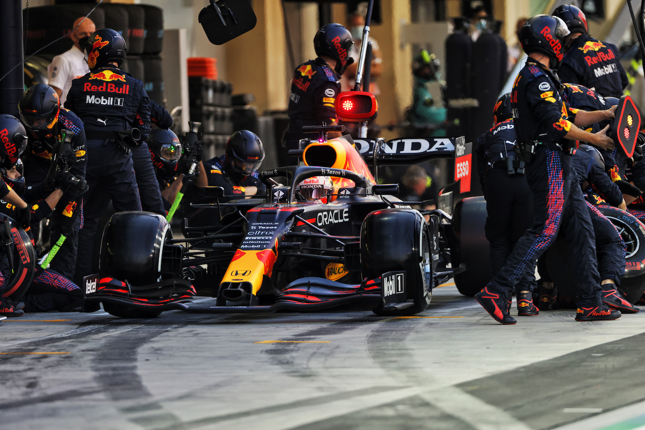 GP ABU DHABI, Max Verstappen (NLD) Red Bull Racing RB16B makes a pit stop.
12.12.2021. Formula 1 World Championship, Rd 22, Abu Dhabi Grand Prix, Yas Marina Circuit, Abu Dhabi, Gara Day.
- www.xpbimages.com, EMail: requests@xpbimages.com © Copyright: Bearne / XPB Images