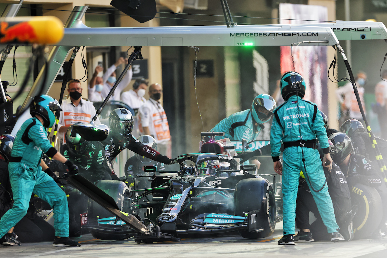 GP ABU DHABI, Lewis Hamilton (GBR) Mercedes AMG F1 W12 makes a pit stop.
12.12.2021. Formula 1 World Championship, Rd 22, Abu Dhabi Grand Prix, Yas Marina Circuit, Abu Dhabi, Gara Day.
- www.xpbimages.com, EMail: requests@xpbimages.com © Copyright: Bearne / XPB Images