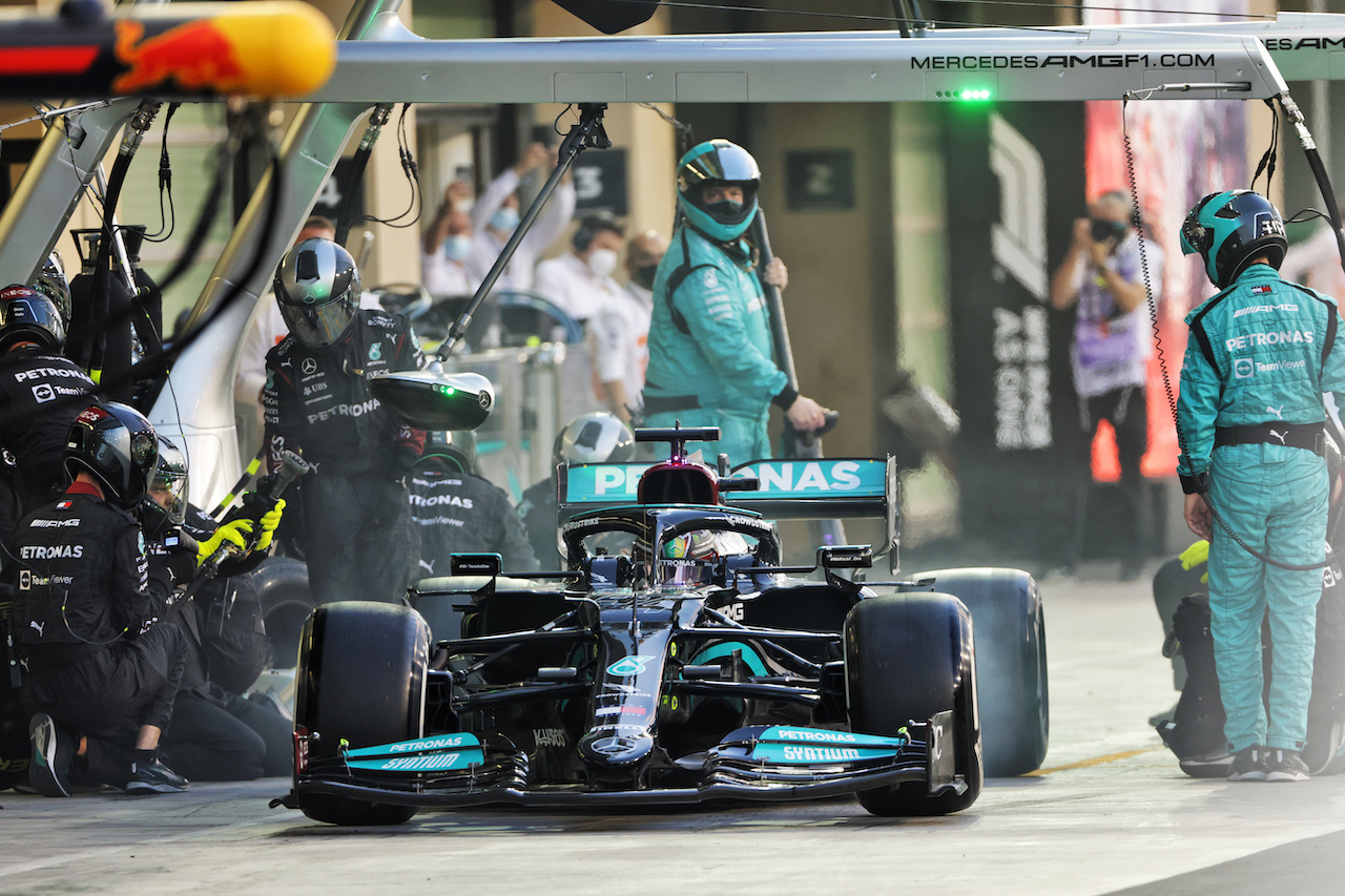 GP ABU DHABI, Lewis Hamilton (GBR) Mercedes AMG F1 W12 makes a pit stop.
12.12.2021. Formula 1 World Championship, Rd 22, Abu Dhabi Grand Prix, Yas Marina Circuit, Abu Dhabi, Gara Day.
- www.xpbimages.com, EMail: requests@xpbimages.com © Copyright: Bearne / XPB Images