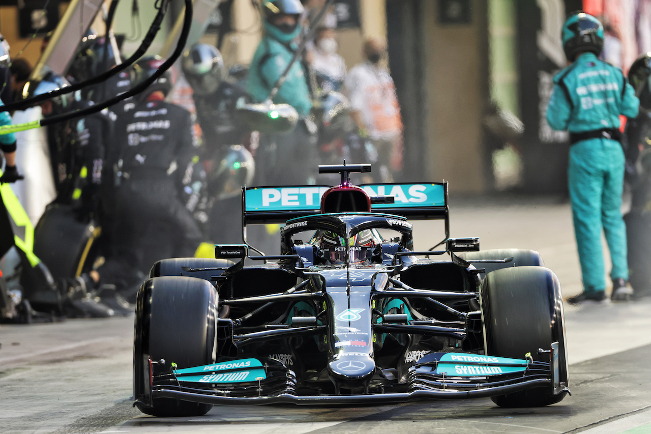 GP ABU DHABI, Lewis Hamilton (GBR) Mercedes AMG F1 W12 makes a pit stop.
12.12.2021. Formula 1 World Championship, Rd 22, Abu Dhabi Grand Prix, Yas Marina Circuit, Abu Dhabi, Gara Day.
- www.xpbimages.com, EMail: requests@xpbimages.com © Copyright: Bearne / XPB Images