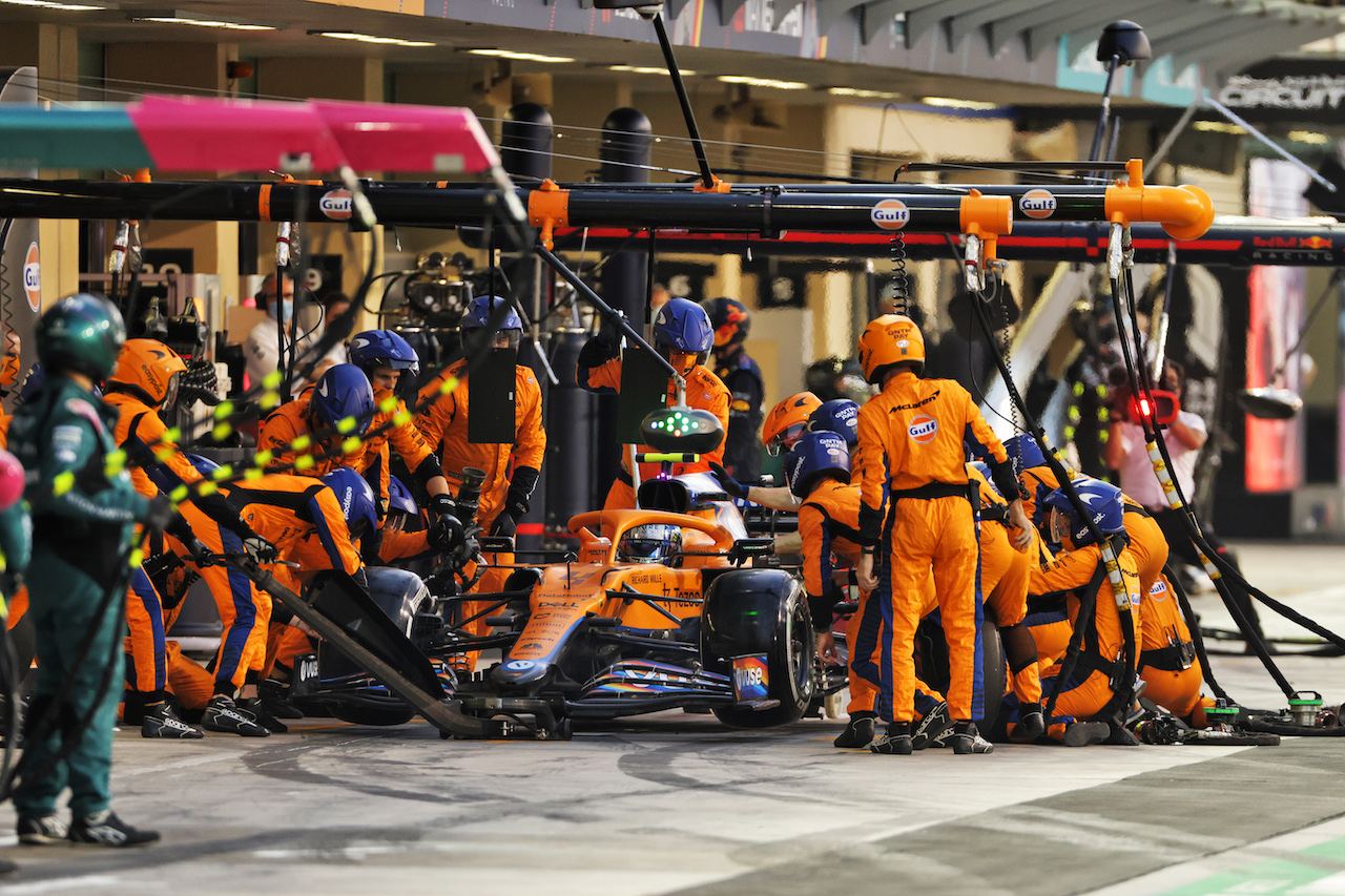 GP ABU DHABI, Lando Norris (GBR) McLaren MCL35M makes a pit stop.
12.12.2021. Formula 1 World Championship, Rd 22, Abu Dhabi Grand Prix, Yas Marina Circuit, Abu Dhabi, Gara Day.
- www.xpbimages.com, EMail: requests@xpbimages.com © Copyright: Bearne / XPB Images