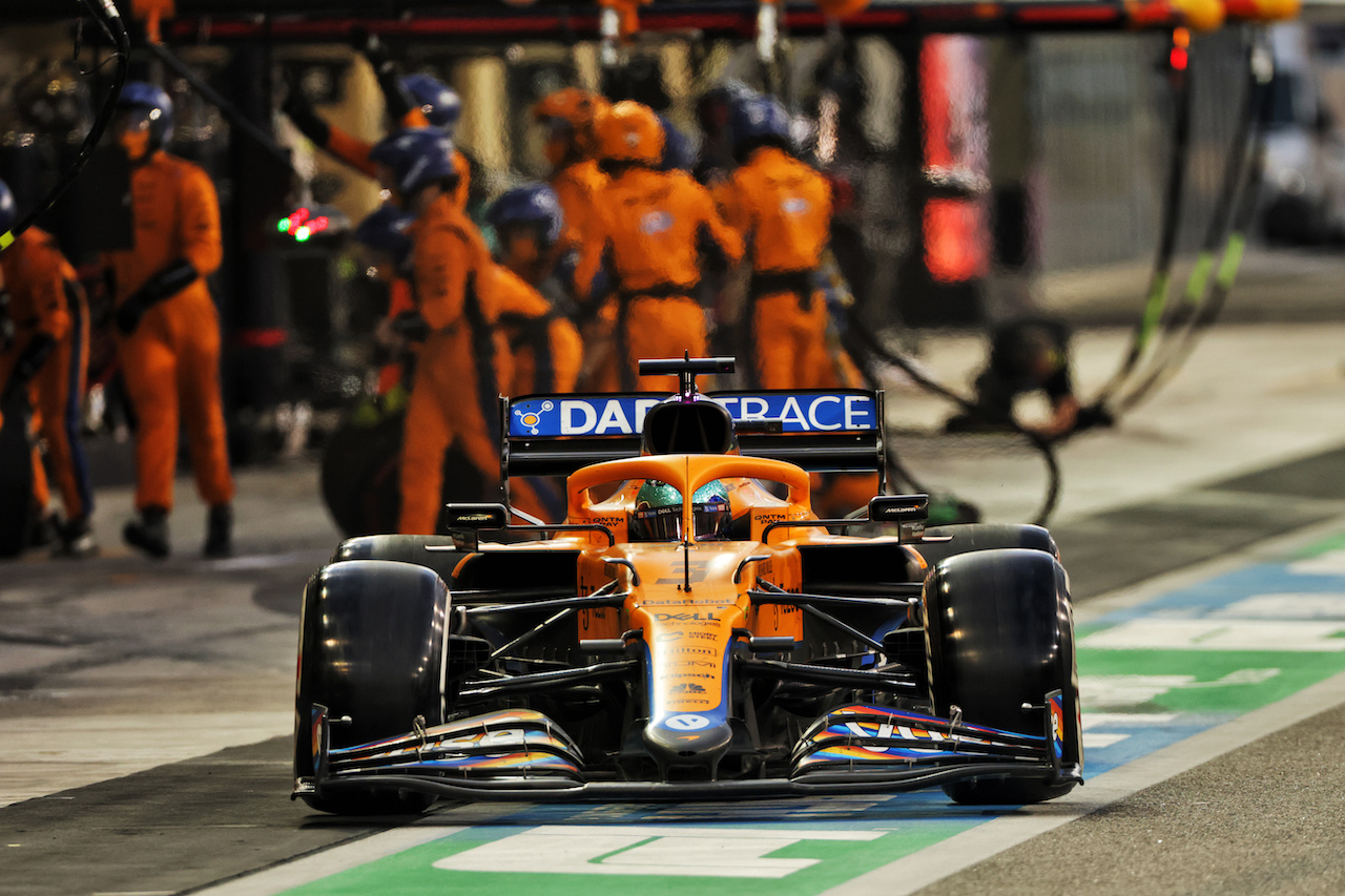 GP ABU DHABI, Daniel Ricciardo (AUS) McLaren MCL35M makes a pit stop.
12.12.2021. Formula 1 World Championship, Rd 22, Abu Dhabi Grand Prix, Yas Marina Circuit, Abu Dhabi, Gara Day.
- www.xpbimages.com, EMail: requests@xpbimages.com © Copyright: Bearne / XPB Images