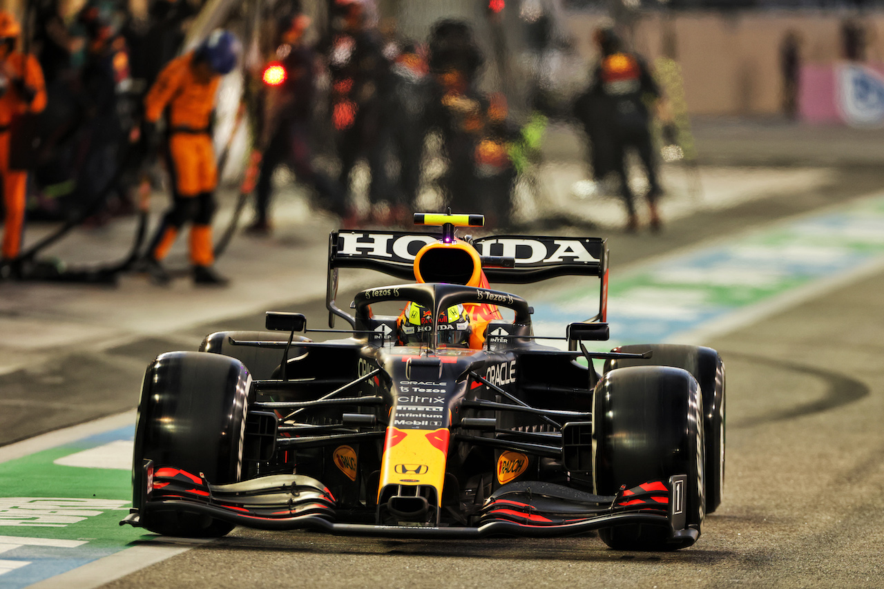 GP ABU DHABI, Sergio Perez (MEX) Red Bull Racing RB16B makes a pit stop.
12.12.2021. Formula 1 World Championship, Rd 22, Abu Dhabi Grand Prix, Yas Marina Circuit, Abu Dhabi, Gara Day.
- www.xpbimages.com, EMail: requests@xpbimages.com © Copyright: Bearne / XPB Images