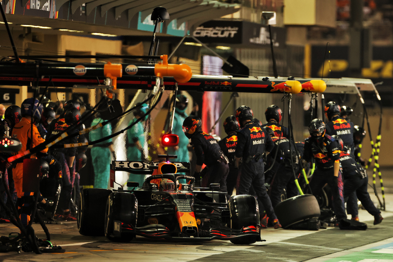 GP ABU DHABI, Max Verstappen (NLD) Red Bull Racing RB16B makes a pit stop.
12.12.2021. Formula 1 World Championship, Rd 22, Abu Dhabi Grand Prix, Yas Marina Circuit, Abu Dhabi, Gara Day.
- www.xpbimages.com, EMail: requests@xpbimages.com © Copyright: Bearne / XPB Images