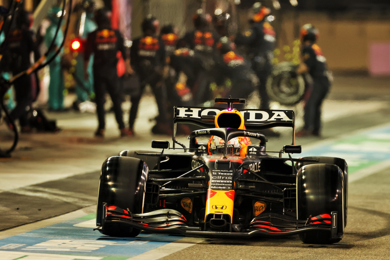 GP ABU DHABI, Max Verstappen (NLD) Red Bull Racing RB16B makes a pit stop.
12.12.2021. Formula 1 World Championship, Rd 22, Abu Dhabi Grand Prix, Yas Marina Circuit, Abu Dhabi, Gara Day.
- www.xpbimages.com, EMail: requests@xpbimages.com © Copyright: Bearne / XPB Images