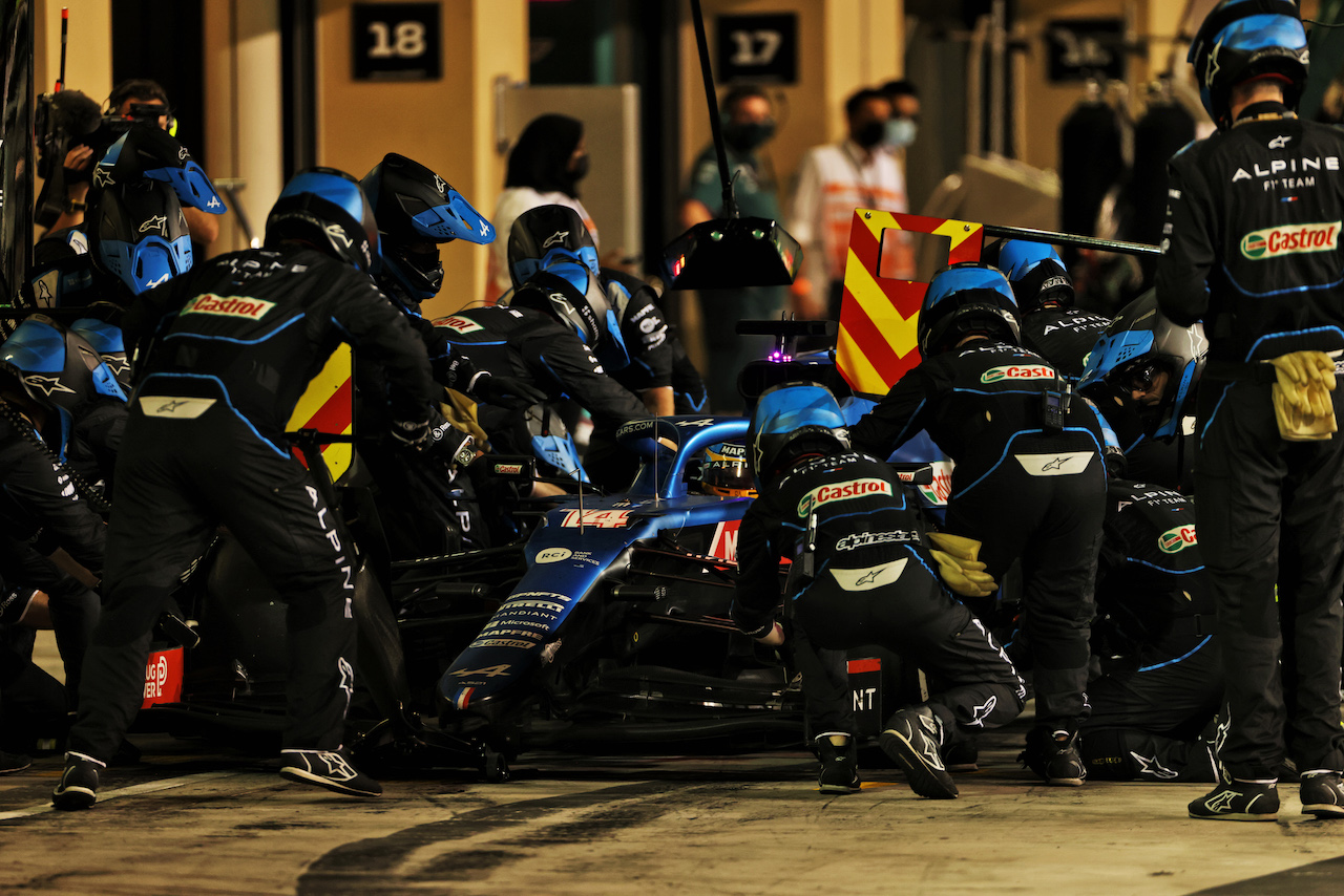 GP ABU DHABI, Fernando Alonso (ESP) Alpine F1 Team A521 makes a pit stop.
12.12.2021. Formula 1 World Championship, Rd 22, Abu Dhabi Grand Prix, Yas Marina Circuit, Abu Dhabi, Gara Day.
- www.xpbimages.com, EMail: requests@xpbimages.com © Copyright: Bearne / XPB Images