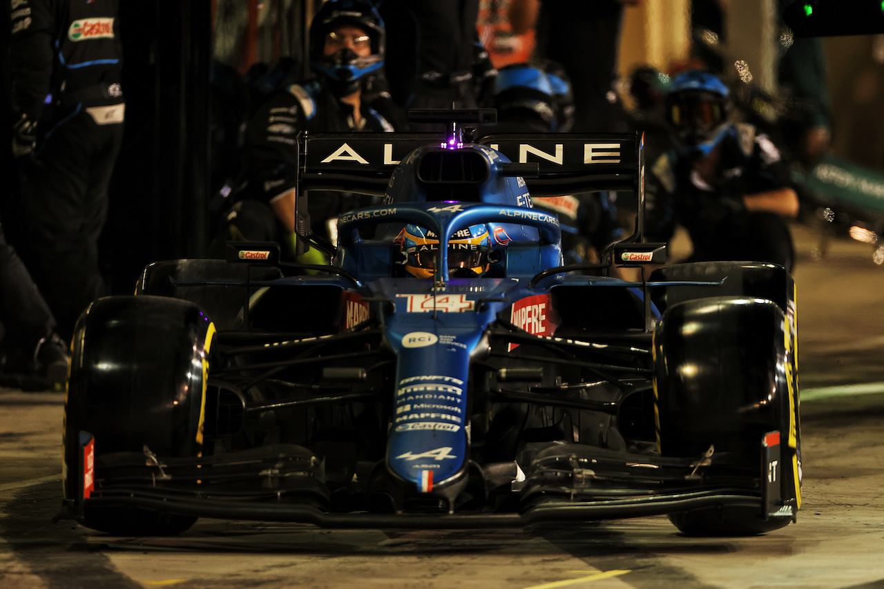 GP ABU DHABI, Fernando Alonso (ESP) Alpine F1 Team A521 makes a pit stop.
12.12.2021. Formula 1 World Championship, Rd 22, Abu Dhabi Grand Prix, Yas Marina Circuit, Abu Dhabi, Gara Day.
- www.xpbimages.com, EMail: requests@xpbimages.com © Copyright: Bearne / XPB Images