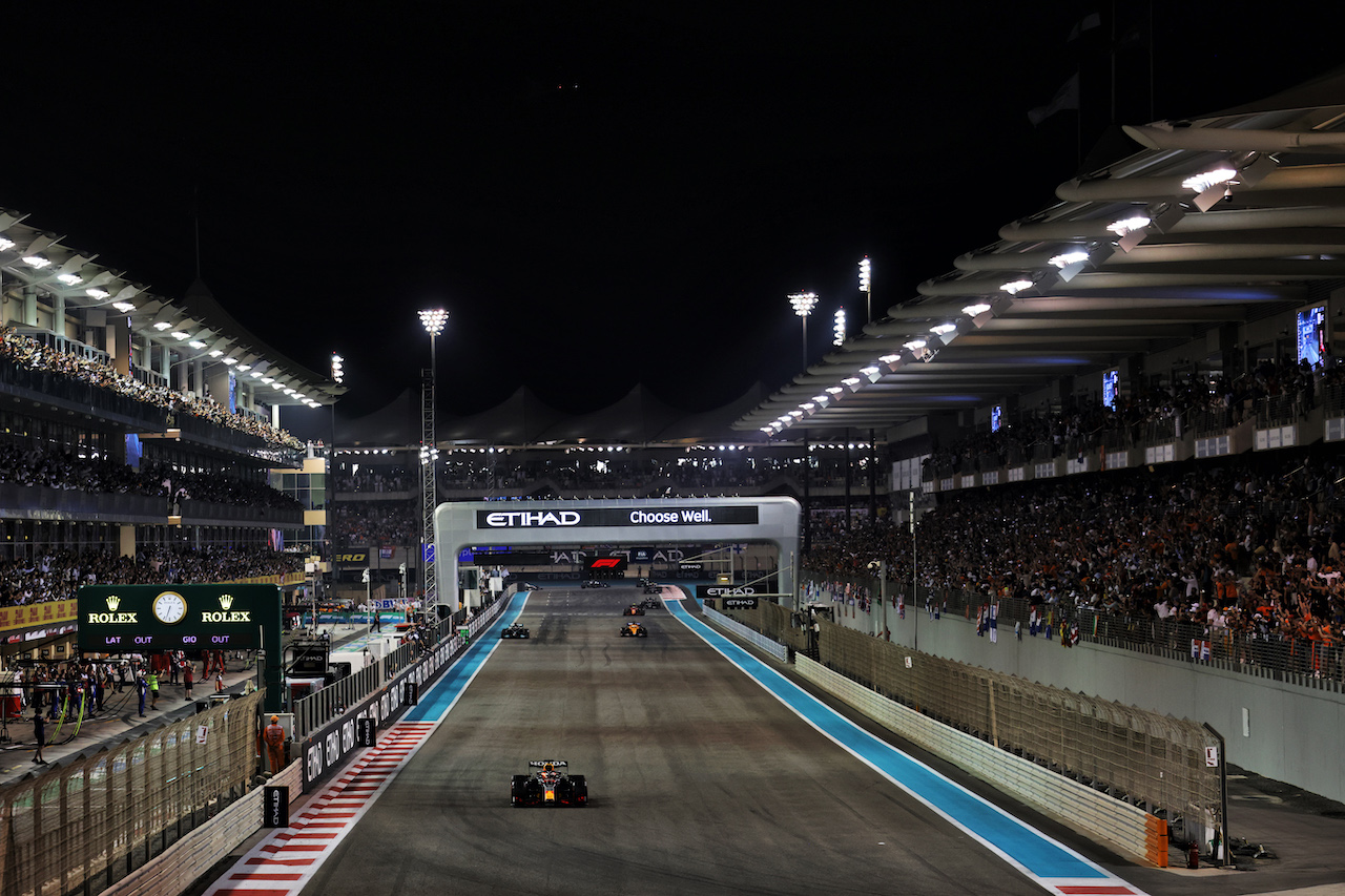 GP ABU DHABI, Gara winner e World Champion Max Verstappen (NLD) Red Bull Racing RB16B at the end of the race.
12.12.2021. Formula 1 World Championship, Rd 22, Abu Dhabi Grand Prix, Yas Marina Circuit, Abu Dhabi, Gara Day.
- www.xpbimages.com, EMail: requests@xpbimages.com © Copyright: Bearne / XPB Images