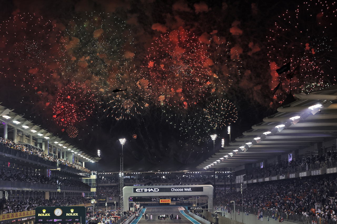 GP ABU DHABI, Fireworks at the end of the race.
12.12.2021. Formula 1 World Championship, Rd 22, Abu Dhabi Grand Prix, Yas Marina Circuit, Abu Dhabi, Gara Day.
- www.xpbimages.com, EMail: requests@xpbimages.com © Copyright: Bearne / XPB Images