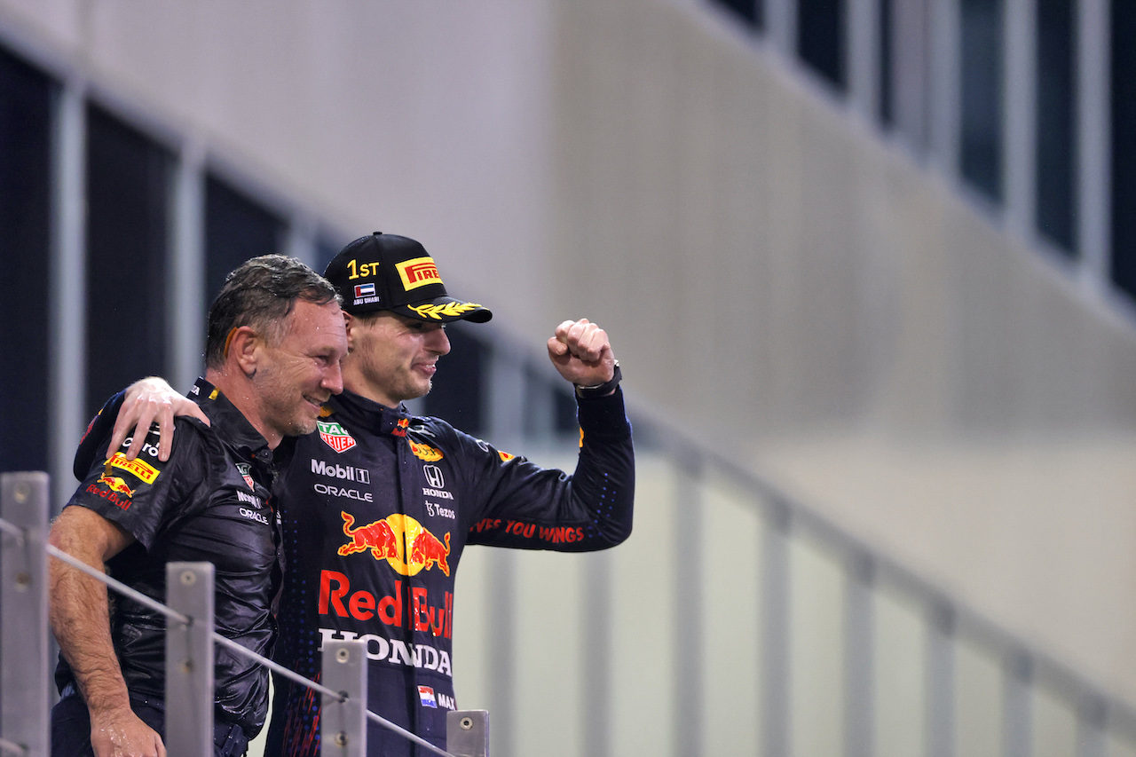 GP ABU DHABI, Gara winner e World Champion Max Verstappen (NLD) Red Bull Racing celebrates with Christian Horner (GBR) Red Bull Racing Team Principal on the podium.
12.12.2021. Formula 1 World Championship, Rd 22, Abu Dhabi Grand Prix, Yas Marina Circuit, Abu Dhabi, Gara Day.
- www.xpbimages.com, EMail: requests@xpbimages.com © Copyright: Bearne / XPB Images