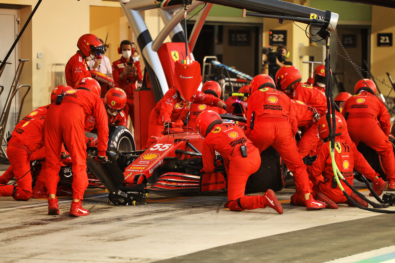 GP ABU DHABI, Carlos Sainz Jr (ESP) Ferrari SF-21 makes a pit stop.
12.12.2021. Formula 1 World Championship, Rd 22, Abu Dhabi Grand Prix, Yas Marina Circuit, Abu Dhabi, Gara Day.
- www.xpbimages.com, EMail: requests@xpbimages.com © Copyright: Bearne / XPB Images