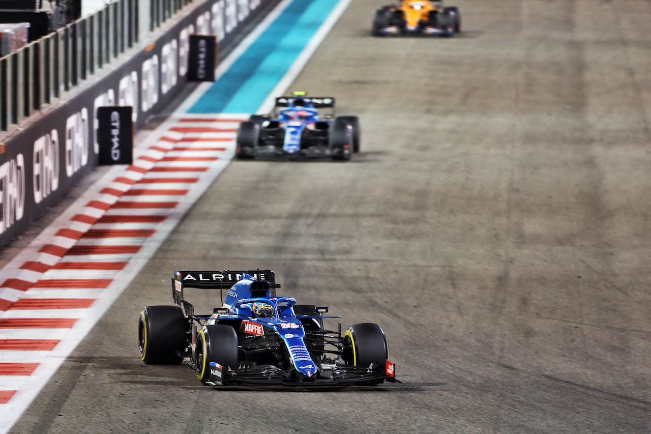GP ABU DHABI, Fernando Alonso (ESP) Alpine F1 Team A521.
12.12.2021. Formula 1 World Championship, Rd 22, Abu Dhabi Grand Prix, Yas Marina Circuit, Abu Dhabi, Gara Day.
- www.xpbimages.com, EMail: requests@xpbimages.com © Copyright: Bearne / XPB Images