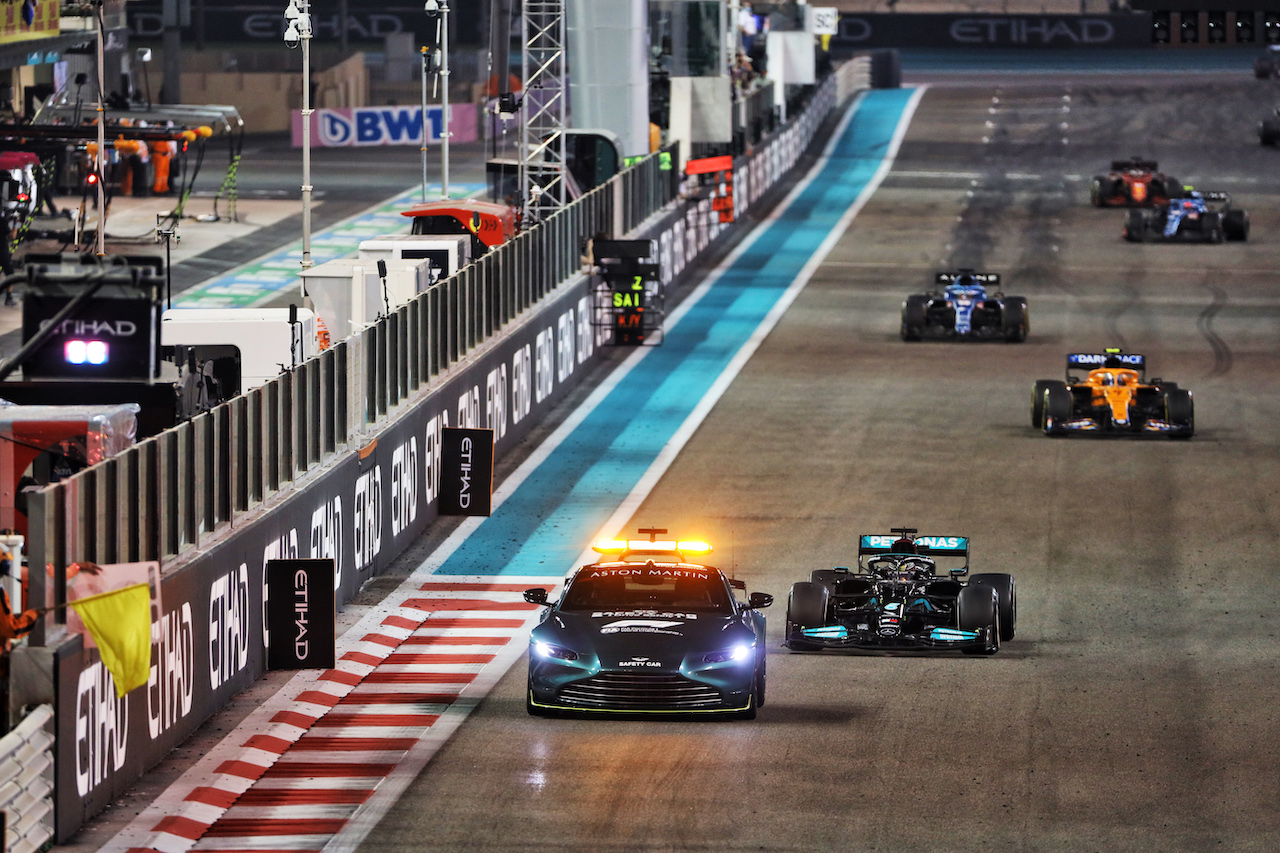 GP ABU DHABI, Lewis Hamilton (GBR) Mercedes AMG F1 W12 davanti a behind the Aston Martin FIA Safety Car.
12.12.2021. Formula 1 World Championship, Rd 22, Abu Dhabi Grand Prix, Yas Marina Circuit, Abu Dhabi, Gara Day.
- www.xpbimages.com, EMail: requests@xpbimages.com © Copyright: Bearne / XPB Images