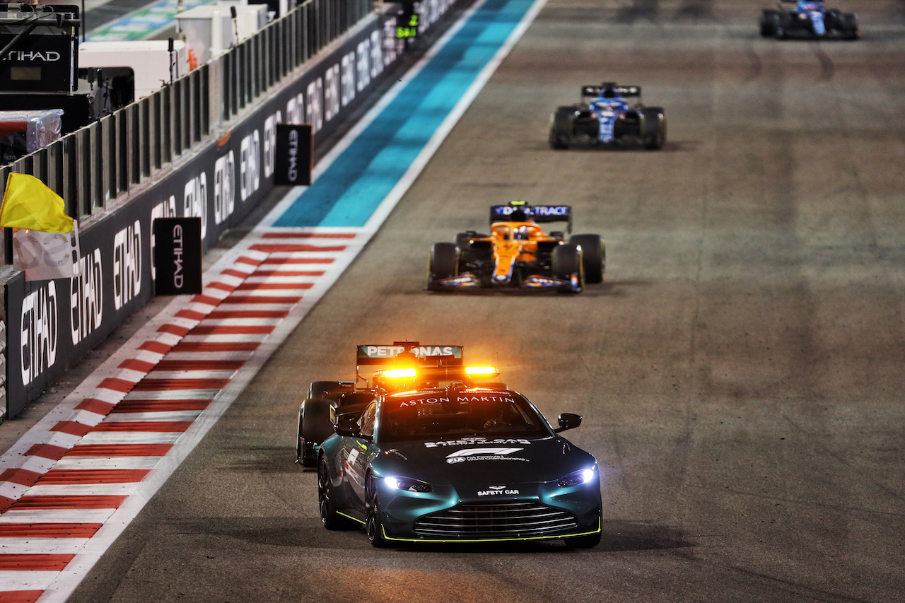 GP ABU DHABI, Lewis Hamilton (GBR) Mercedes AMG F1 W12 davanti a behind the Aston Martin FIA Safety Car.
12.12.2021. Formula 1 World Championship, Rd 22, Abu Dhabi Grand Prix, Yas Marina Circuit, Abu Dhabi, Gara Day.
- www.xpbimages.com, EMail: requests@xpbimages.com © Copyright: Bearne / XPB Images