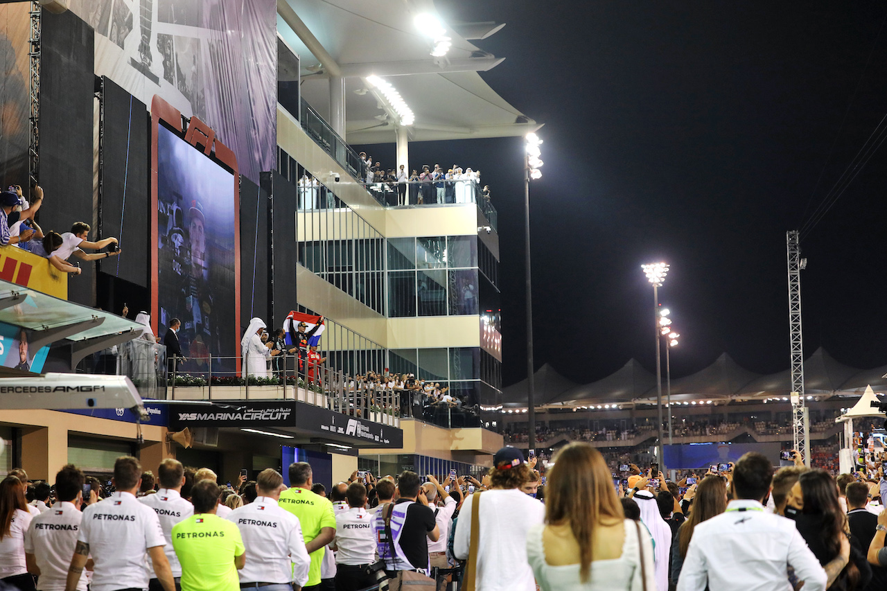 GP ABU DHABI, The podium (L to R): Lewis Hamilton (GBR) Mercedes AMG F1, second; Max Verstappen (NLD) Red Bull Racing, vincitore e World Champion; Carlos Sainz Jr (ESP) Ferrari, third.
12.12.2021. Formula 1 World Championship, Rd 22, Abu Dhabi Grand Prix, Yas Marina Circuit, Abu Dhabi, Gara Day.
- www.xpbimages.com, EMail: requests@xpbimages.com © Copyright: Bearne / XPB Images
