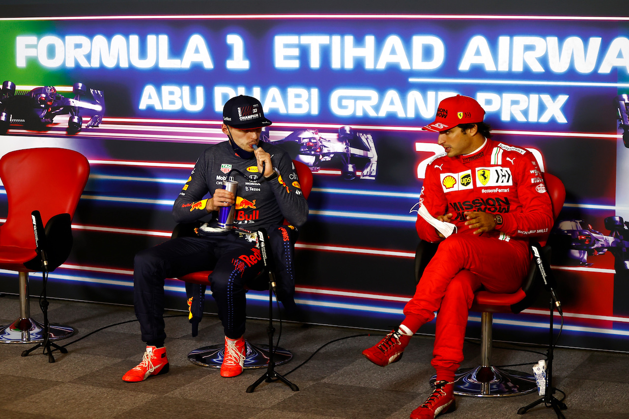 GP ABU DHABI, (L to R): Max Verstappen (NLD) Red Bull Racing e Carlos Sainz Jr (ESP) Ferrari in the post race FIA Press Conference.
12.12.2021. Formula 1 World Championship, Rd 22, Abu Dhabi Grand Prix, Yas Marina Circuit, Abu Dhabi, Gara Day.
- www.xpbimages.com, EMail: requests@xpbimages.com © Copyright: FIA Pool Image for Editorial Use Only
